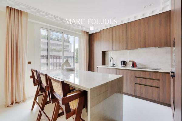 Paris XVI Trocadero : appartement d’angle rénové et meublé avec terrasse et vue