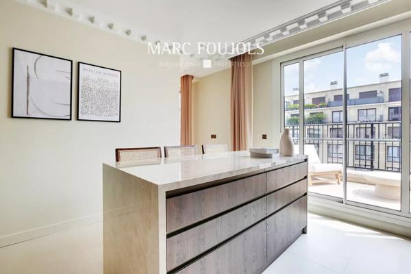 Paris XVI Trocadero : appartement d’angle rénové et meublé avec terrasse et vue