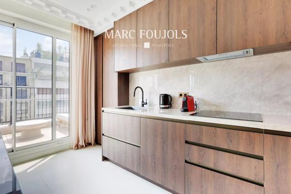 Paris XVI Trocadero : appartement d’angle rénové et meublé avec terrasse et vue