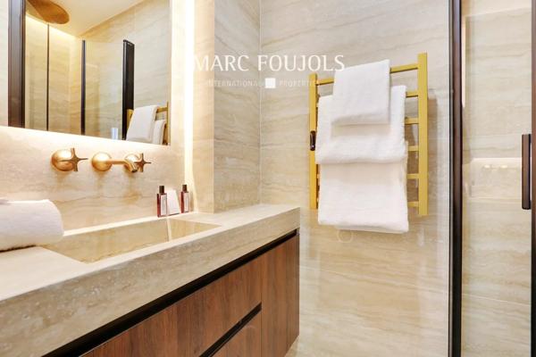 Paris XVI Trocadero : appartement d’angle rénové et meublé avec terrasse et vue