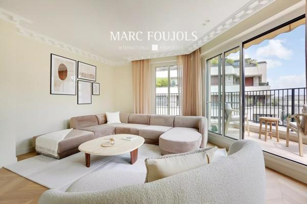 Paris XVI Trocadero : appartement d’angle rénové et meublé avec terrasse et vue