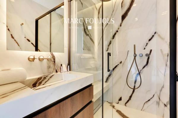 Paris XVI Trocadero : appartement d’angle rénové et meublé avec terrasse et vue