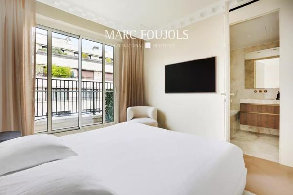 Paris XVI Trocadero : appartement d’angle rénové et meublé avec terrasse et vue