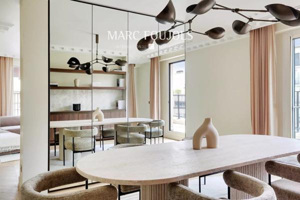 Paris XVI Trocadero : appartement d’angle rénové et meublé avec terrasse et vue