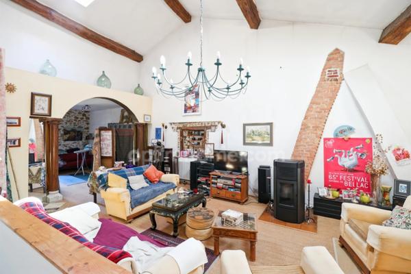 Maison de Charme et de Caractère de 353 m² - 9 Pièces - 6 Chambres sur parcelle de 662 m² - BELLAC 87300