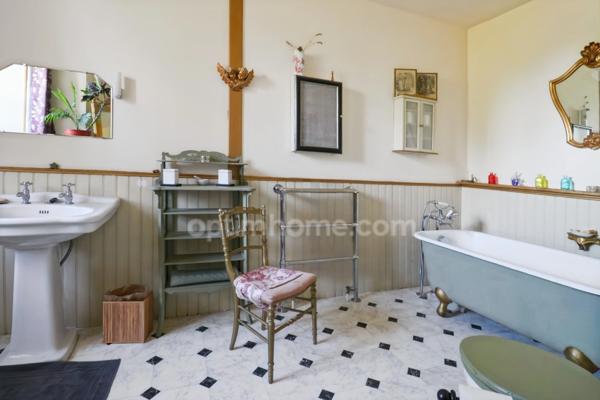 Maison de Charme et de Caractère de 353 m² - 9 Pièces - 6 Chambres sur parcelle de 662 m² - BELLAC 87300