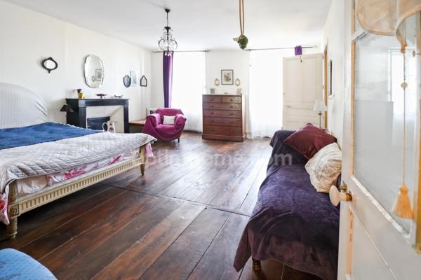 Maison de Charme et de Caractère de 353 m² - 9 Pièces - 6 Chambres sur parcelle de 662 m² - BELLAC 87300