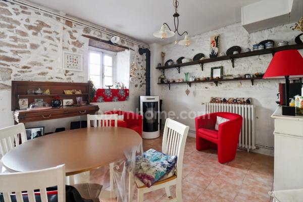 Maison de Charme et de Caractère de 353 m² - 9 Pièces - 6 Chambres sur parcelle de 662 m² - BELLAC 87300