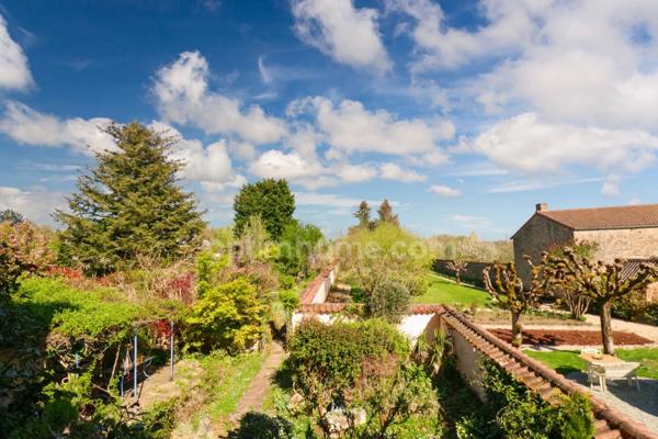 Maison de Charme et de Caractère de 353 m² - 9 Pièces - 6 Chambres sur parcelle de 662 m² - BELLAC 87300