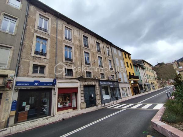 Situé en plein centre du village, à proximité immédiate de toutes les commodités, cet immeuble de caractère offre un fort potentiel de développement locatif.

L’immeuble se compose actuellement de :

Deux locaux commerciaux en rez-de-chaussée, dont un déjà loué (250 €/mois) et un libre.
Premier étage : deux appartements non loués
Deuxième étage : 1 très grand appartement non loué.
Troisième étage : deux appartements non loués.
Dernier niveau : combles aménageables offrant un potentiel supplémentaire.

L’ensemble des appartements nécessite des travaux de mise aux normes, avec la possibilité de repenser entièrement l’aménagement par étage afin de créer plusieurs logements.

L’état général de l’immeuble est bon. En son centre, un grand portail donne accès à la cage d’escalier desservant les étages ainsi qu’à une spacieuse cour intérieure, idéale pour l’aménagement de places de stationnement destinées aux locataires.

Vous avez un projet d’investissement ambitieux et êtes prêt à vous engager dans des travaux de transformation ?
Contactez-nous pour plus de renseignements et organiser une visite.