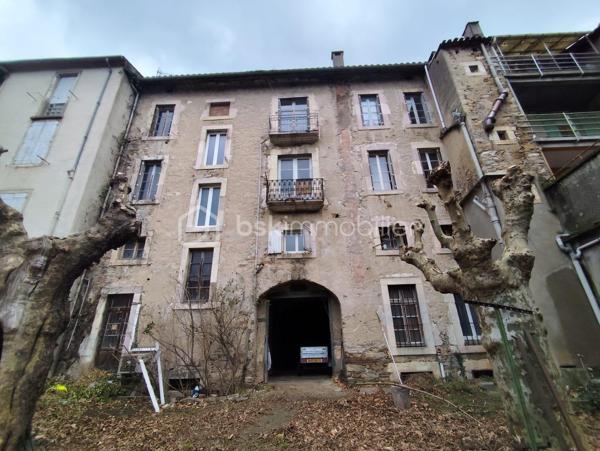 Situé en plein centre du village, à proximité immédiate de toutes les commodités, cet immeuble de caractère offre un fort potentiel de développement locatif.

L’immeuble se compose actuellement de :

Deux locaux commerciaux en rez-de-chaussée, dont un déjà loué (250 €/mois) et un libre.
Premier étage : deux appartements non loués
Deuxième étage : 1 très grand appartement non loué.
Troisième étage : deux appartements non loués.
Dernier niveau : combles aménageables offrant un potentiel supplémentaire.

L’ensemble des appartements nécessite des travaux de mise aux normes, avec la possibilité de repenser entièrement l’aménagement par étage afin de créer plusieurs logements.

L’état général de l’immeuble est bon. En son centre, un grand portail donne accès à la cage d’escalier desservant les étages ainsi qu’à une spacieuse cour intérieure, idéale pour l’aménagement de places de stationnement destinées aux locataires.

Vous avez un projet d’investissement ambitieux et êtes prêt à vous engager dans des travaux de transformation ?
Contactez-nous pour plus de renseignements et organiser une visite.