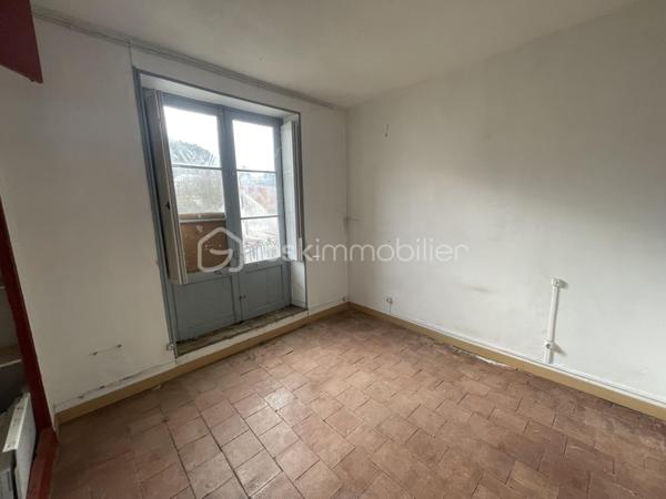 Situé en plein centre du village, à proximité immédiate de toutes les commodités, cet immeuble de caractère offre un fort potentiel de développement locatif.

L’immeuble se compose actuellement de :

Deux locaux commerciaux en rez-de-chaussée, dont un déjà loué (250 €/mois) et un libre.
Premier étage : deux appartements non loués
Deuxième étage : 1 très grand appartement non loué.
Troisième étage : deux appartements non loués.
Dernier niveau : combles aménageables offrant un potentiel supplémentaire.

L’ensemble des appartements nécessite des travaux de mise aux normes, avec la possibilité de repenser entièrement l’aménagement par étage afin de créer plusieurs logements.

L’état général de l’immeuble est bon. En son centre, un grand portail donne accès à la cage d’escalier desservant les étages ainsi qu’à une spacieuse cour intérieure, idéale pour l’aménagement de places de stationnement destinées aux locataires.

Vous avez un projet d’investissement ambitieux et êtes prêt à vous engager dans des travaux de transformation ?
Contactez-nous pour plus de renseignements et organiser une visite.