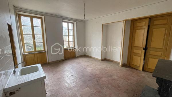 Situé en plein centre du village, à proximité immédiate de toutes les commodités, cet immeuble de caractère offre un fort potentiel de développement locatif.

L’immeuble se compose actuellement de :

Deux locaux commerciaux en rez-de-chaussée, dont un déjà loué (250 €/mois) et un libre.
Premier étage : deux appartements non loués
Deuxième étage : 1 très grand appartement non loué.
Troisième étage : deux appartements non loués.
Dernier niveau : combles aménageables offrant un potentiel supplémentaire.

L’ensemble des appartements nécessite des travaux de mise aux normes, avec la possibilité de repenser entièrement l’aménagement par étage afin de créer plusieurs logements.

L’état général de l’immeuble est bon. En son centre, un grand portail donne accès à la cage d’escalier desservant les étages ainsi qu’à une spacieuse cour intérieure, idéale pour l’aménagement de places de stationnement destinées aux locataires.

Vous avez un projet d’investissement ambitieux et êtes prêt à vous engager dans des travaux de transformation ?
Contactez-nous pour plus de renseignements et organiser une visite.