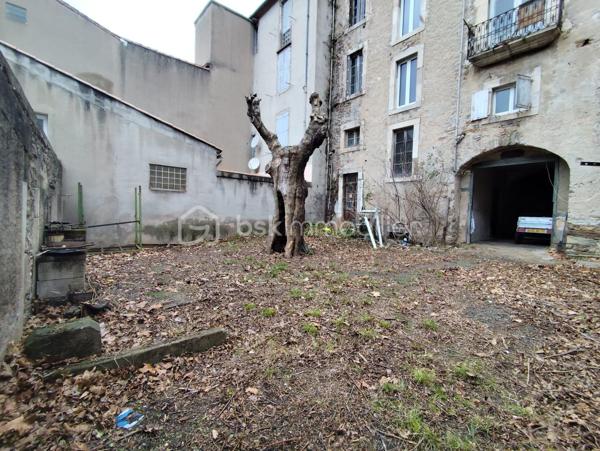 Situé en plein centre du village, à proximité immédiate de toutes les commodités, cet immeuble de caractère offre un fort potentiel de développement locatif.

L’immeuble se compose actuellement de :

Deux locaux commerciaux en rez-de-chaussée, dont un déjà loué (250 €/mois) et un libre.
Premier étage : deux appartements non loués
Deuxième étage : 1 très grand appartement non loué.
Troisième étage : deux appartements non loués.
Dernier niveau : combles aménageables offrant un potentiel supplémentaire.

L’ensemble des appartements nécessite des travaux de mise aux normes, avec la possibilité de repenser entièrement l’aménagement par étage afin de créer plusieurs logements.

L’état général de l’immeuble est bon. En son centre, un grand portail donne accès à la cage d’escalier desservant les étages ainsi qu’à une spacieuse cour intérieure, idéale pour l’aménagement de places de stationnement destinées aux locataires.

Vous avez un projet d’investissement ambitieux et êtes prêt à vous engager dans des travaux de transformation ?
Contactez-nous pour plus de renseignements et organiser une visite.