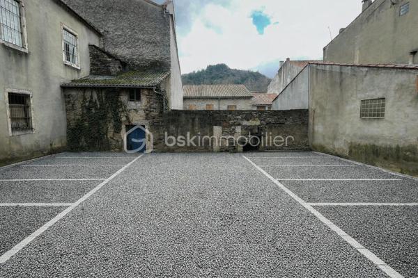 Situé en plein centre du village, à proximité immédiate de toutes les commodités, cet immeuble de caractère offre un fort potentiel de développement locatif.

L’immeuble se compose actuellement de :

Deux locaux commerciaux en rez-de-chaussée, dont un déjà loué (250 €/mois) et un libre.
Premier étage : deux appartements non loués
Deuxième étage : 1 très grand appartement non loué.
Troisième étage : deux appartements non loués.
Dernier niveau : combles aménageables offrant un potentiel supplémentaire.

L’ensemble des appartements nécessite des travaux de mise aux normes, avec la possibilité de repenser entièrement l’aménagement par étage afin de créer plusieurs logements.

L’état général de l’immeuble est bon. En son centre, un grand portail donne accès à la cage d’escalier desservant les étages ainsi qu’à une spacieuse cour intérieure, idéale pour l’aménagement de places de stationnement destinées aux locataires.

Vous avez un projet d’investissement ambitieux et êtes prêt à vous engager dans des travaux de transformation ?
Contactez-nous pour plus de renseignements et organiser une visite.