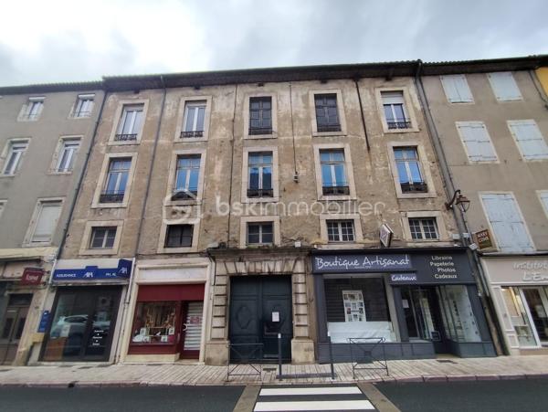 Situé en plein centre du village, à proximité immédiate de toutes les commodités, cet immeuble de caractère offre un fort potentiel de développement locatif.

L’immeuble se compose actuellement de :

Deux locaux commerciaux en rez-de-chaussée, dont un déjà loué (250 €/mois) et un libre.
Premier étage : deux appartements non loués
Deuxième étage : 1 très grand appartement non loué.
Troisième étage : deux appartements non loués.
Dernier niveau : combles aménageables offrant un potentiel supplémentaire.

L’ensemble des appartements nécessite des travaux de mise aux normes, avec la possibilité de repenser entièrement l’aménagement par étage afin de créer plusieurs logements.

L’état général de l’immeuble est bon. En son centre, un grand portail donne accès à la cage d’escalier desservant les étages ainsi qu’à une spacieuse cour intérieure, idéale pour l’aménagement de places de stationnement destinées aux locataires.

Vous avez un projet d’investissement ambitieux et êtes prêt à vous engager dans des travaux de transformation ?
Contactez-nous pour plus de renseignements et organiser une visite.