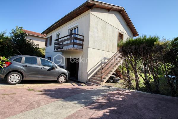Maison individuelle 103 m² – 4 chambres – Terrain 430 m² – Seyssins

Au cœur de Seyssins, découvrez cette maison individuelle de 103 m² avec garage, implantée sur un terrain de 430 m². Un emplacement recherché permettant de profiter d'une maison avec extérieur tout en restant à proximité des commodités.

La maison se compose de :
Cuisine/ Salon/ 4 chambres dont 2 en RDC/ Une salle d'eau rénovée/ 2 WC/ Un grand garage.

À l'extérieur, le terrain de 430 m² offre un bel espace pour profiter des beaux jours, aménager une terrasse, un espace détente ou simplement un jardin agréable en ville.

La maison nécessite des travaux de rénovation et de modernisation, laissant la possibilité aux futurs propriétaires de repenser les espaces et de créer un intérieur à leur image.

Chauffage au gaz de ville, Fibre, Ecoulement des eaux pluviales récemment séparé.
Seulement 4min à pied d'une station de tramway !

Avec ses 4 chambres, son garage, son terrain et surtout sa situation au cœur de Seyssins, cette maison offre un beau potentiel pour un projet familial.

Contactez-moi pour plus d'informations ou pour organiser une visite.