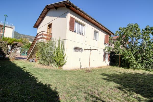 Maison individuelle 103 m² – 4 chambres – Terrain 430 m² – Seyssins

Au cœur de Seyssins, découvrez cette maison individuelle de 103 m² avec garage, implantée sur un terrain de 430 m². Un emplacement recherché permettant de profiter d'une maison avec extérieur tout en restant à proximité des commodités.

La maison se compose de :
Cuisine/ Salon/ 4 chambres dont 2 en RDC/ Une salle d'eau rénovée/ 2 WC/ Un grand garage.

À l'extérieur, le terrain de 430 m² offre un bel espace pour profiter des beaux jours, aménager une terrasse, un espace détente ou simplement un jardin agréable en ville.

La maison nécessite des travaux de rénovation et de modernisation, laissant la possibilité aux futurs propriétaires de repenser les espaces et de créer un intérieur à leur image.

Chauffage au gaz de ville, Fibre, Ecoulement des eaux pluviales récemment séparé.
Seulement 4min à pied d'une station de tramway !

Avec ses 4 chambres, son garage, son terrain et surtout sa situation au cœur de Seyssins, cette maison offre un beau potentiel pour un projet familial.

Contactez-moi pour plus d'informations ou pour organiser une visite.