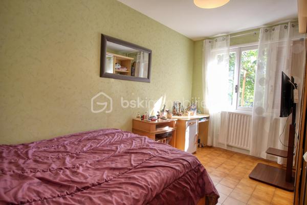 Maison individuelle 103 m² – 4 chambres – Terrain 430 m² – Seyssins

Au cœur de Seyssins, découvrez cette maison individuelle de 103 m² avec garage, implantée sur un terrain de 430 m². Un emplacement recherché permettant de profiter d'une maison avec extérieur tout en restant à proximité des commodités.

La maison se compose de :
Cuisine/ Salon/ 4 chambres dont 2 en RDC/ Une salle d'eau rénovée/ 2 WC/ Un grand garage.

À l'extérieur, le terrain de 430 m² offre un bel espace pour profiter des beaux jours, aménager une terrasse, un espace détente ou simplement un jardin agréable en ville.

La maison nécessite des travaux de rénovation et de modernisation, laissant la possibilité aux futurs propriétaires de repenser les espaces et de créer un intérieur à leur image.

Chauffage au gaz de ville, Fibre, Ecoulement des eaux pluviales récemment séparé.
Seulement 4min à pied d'une station de tramway !

Avec ses 4 chambres, son garage, son terrain et surtout sa situation au cœur de Seyssins, cette maison offre un beau potentiel pour un projet familial.

Contactez-moi pour plus d'informations ou pour organiser une visite.