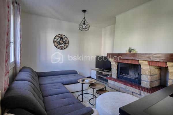 Maison individuelle 103 m² – 4 chambres – Terrain 430 m² – Seyssins

Au cœur de Seyssins, découvrez cette maison individuelle de 103 m² avec garage, implantée sur un terrain de 430 m². Un emplacement recherché permettant de profiter d'une maison avec extérieur tout en restant à proximité des commodités.

La maison se compose de :
Cuisine/ Salon/ 4 chambres dont 2 en RDC/ Une salle d'eau rénovée/ 2 WC/ Un grand garage.

À l'extérieur, le terrain de 430 m² offre un bel espace pour profiter des beaux jours, aménager une terrasse, un espace détente ou simplement un jardin agréable en ville.

La maison nécessite des travaux de rénovation et de modernisation, laissant la possibilité aux futurs propriétaires de repenser les espaces et de créer un intérieur à leur image.

Chauffage au gaz de ville, Fibre, Ecoulement des eaux pluviales récemment séparé.
Seulement 4min à pied d'une station de tramway !

Avec ses 4 chambres, son garage, son terrain et surtout sa situation au cœur de Seyssins, cette maison offre un beau potentiel pour un projet familial.

Contactez-moi pour plus d'informations ou pour organiser une visite.