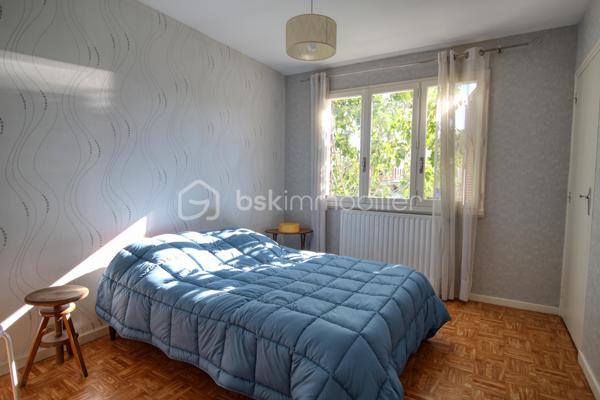 Maison individuelle 103 m² – 4 chambres – Terrain 430 m² – Seyssins

Au cœur de Seyssins, découvrez cette maison individuelle de 103 m² avec garage, implantée sur un terrain de 430 m². Un emplacement recherché permettant de profiter d'une maison avec extérieur tout en restant à proximité des commodités.

La maison se compose de :
Cuisine/ Salon/ 4 chambres dont 2 en RDC/ Une salle d'eau rénovée/ 2 WC/ Un grand garage.

À l'extérieur, le terrain de 430 m² offre un bel espace pour profiter des beaux jours, aménager une terrasse, un espace détente ou simplement un jardin agréable en ville.

La maison nécessite des travaux de rénovation et de modernisation, laissant la possibilité aux futurs propriétaires de repenser les espaces et de créer un intérieur à leur image.

Chauffage au gaz de ville, Fibre, Ecoulement des eaux pluviales récemment séparé.
Seulement 4min à pied d'une station de tramway !

Avec ses 4 chambres, son garage, son terrain et surtout sa situation au cœur de Seyssins, cette maison offre un beau potentiel pour un projet familial.

Contactez-moi pour plus d'informations ou pour organiser une visite.