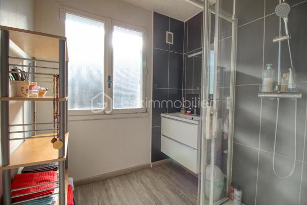 Maison individuelle 103 m² – 4 chambres – Terrain 430 m² – Seyssins

Au cœur de Seyssins, découvrez cette maison individuelle de 103 m² avec garage, implantée sur un terrain de 430 m². Un emplacement recherché permettant de profiter d'une maison avec extérieur tout en restant à proximité des commodités.

La maison se compose de :
Cuisine/ Salon/ 4 chambres dont 2 en RDC/ Une salle d'eau rénovée/ 2 WC/ Un grand garage.

À l'extérieur, le terrain de 430 m² offre un bel espace pour profiter des beaux jours, aménager une terrasse, un espace détente ou simplement un jardin agréable en ville.

La maison nécessite des travaux de rénovation et de modernisation, laissant la possibilité aux futurs propriétaires de repenser les espaces et de créer un intérieur à leur image.

Chauffage au gaz de ville, Fibre, Ecoulement des eaux pluviales récemment séparé.
Seulement 4min à pied d'une station de tramway !

Avec ses 4 chambres, son garage, son terrain et surtout sa situation au cœur de Seyssins, cette maison offre un beau potentiel pour un projet familial.

Contactez-moi pour plus d'informations ou pour organiser une visite.