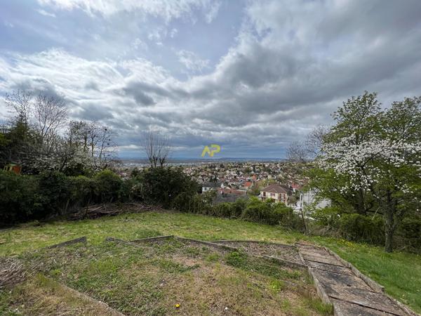 Terrain constructible avec vue ! 220 000 € **  - Référence  2129