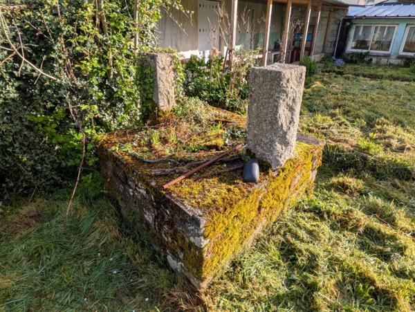 PLOURAY ENSEMBLE DE 2 MAISONS DE PLAIN PIED 110 M² GARAGE ATTENANT ET DEPENDANCE PARCELLE CLOTUREE AVEC PUITS DE 697M²