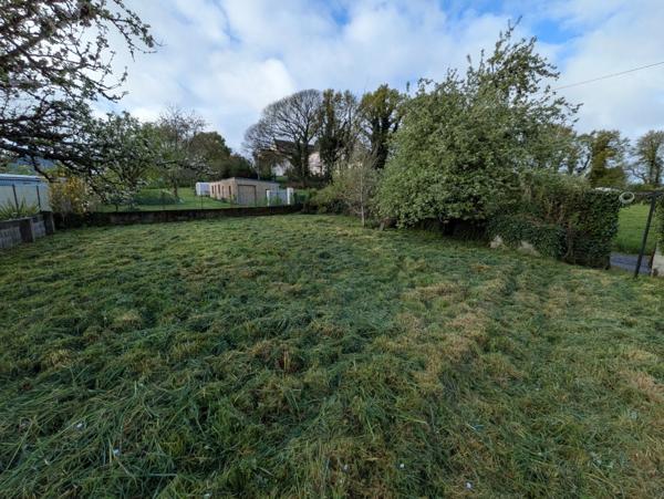 PLOURAY ENSEMBLE DE 2 MAISONS DE PLAIN PIED 110 M² GARAGE ATTENANT ET DEPENDANCE PARCELLE CLOTUREE AVEC PUITS DE 697M²