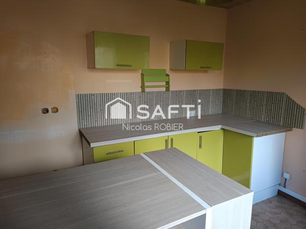 Autonome en Energie C, clim réversible, trois chambres, jardin, dépendances et panneaux solaires !!