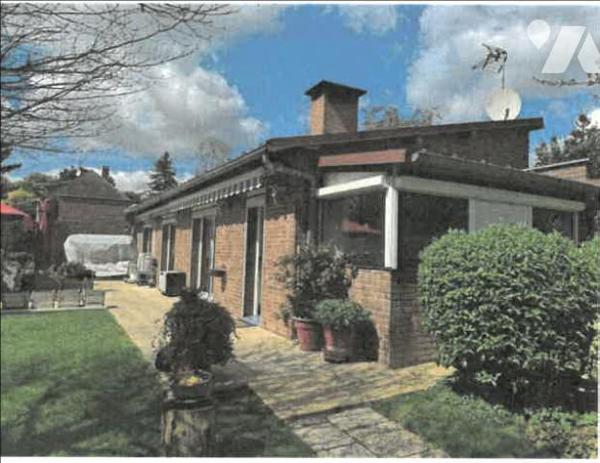 Maison :entrée, salon-séjour, cuis am, 3 chs , sde wc, wc sép. Terrasse.Piscine. Chalets. Jardin.