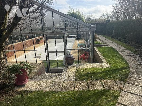 Maison :entrée, salon-séjour, cuis am, 3 chs , sde wc, wc sép. Terrasse.Piscine. Chalets. Jardin.