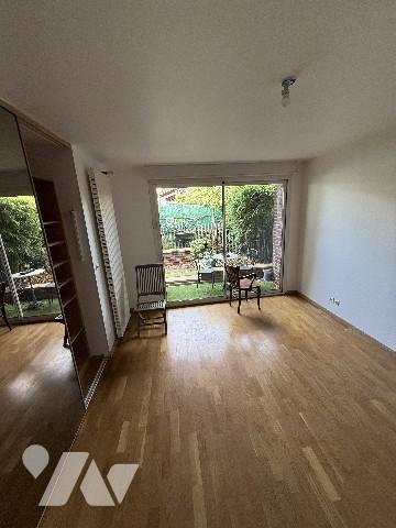 Maison :entrée, salon-séjour, cuis am, 3 chs , sde wc, wc sép. Terrasse.Piscine. Chalets. Jardin.