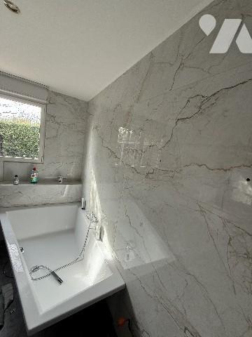 Maison :entrée, salon-séjour, cuis am, 3 chs , sde wc, wc sép. Terrasse.Piscine. Chalets. Jardin.