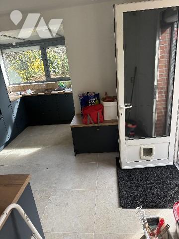 Maison :entrée, salon-séjour, cuis am, 3 chs , sde wc, wc sép. Terrasse.Piscine. Chalets. Jardin.