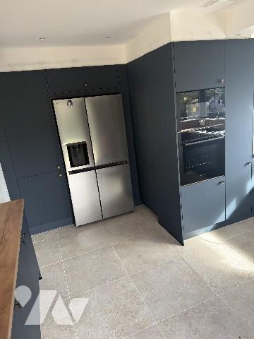 Maison :entrée, salon-séjour, cuis am, 3 chs , sde wc, wc sép. Terrasse.Piscine. Chalets. Jardin.