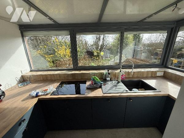 Maison :entrée, salon-séjour, cuis am, 3 chs , sde wc, wc sép. Terrasse.Piscine. Chalets. Jardin.