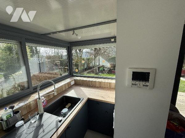 Maison :entrée, salon-séjour, cuis am, 3 chs , sde wc, wc sép. Terrasse.Piscine. Chalets. Jardin.