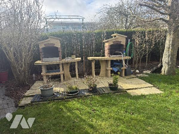 Maison :entrée, salon-séjour, cuis am, 3 chs , sde wc, wc sép. Terrasse.Piscine. Chalets. Jardin.