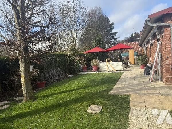 Maison :entrée, salon-séjour, cuis am, 3 chs , sde wc, wc sép. Terrasse.Piscine. Chalets. Jardin.