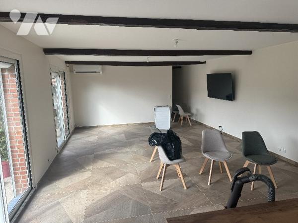 Maison :entrée, salon-séjour, cuis am, 3 chs , sde wc, wc sép. Terrasse.Piscine. Chalets. Jardin.