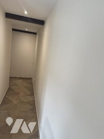 Maison :entrée, salon-séjour, cuis am, 3 chs , sde wc, wc sép. Terrasse.Piscine. Chalets. Jardin.