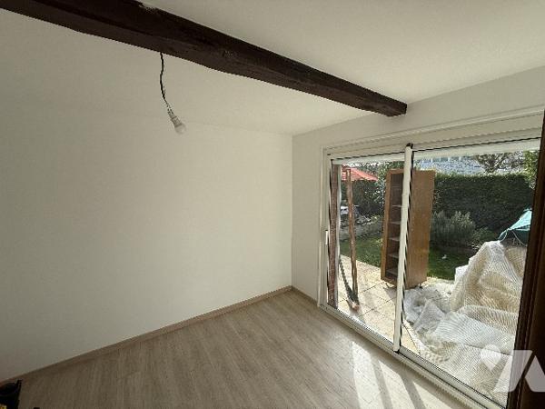 Maison :entrée, salon-séjour, cuis am, 3 chs , sde wc, wc sép. Terrasse.Piscine. Chalets. Jardin.