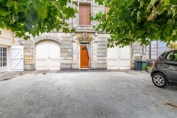 BEGLES ? Proche Barrière de Bègles Ensemble immobilier : maison divisible + garages aménageables + appartement loué