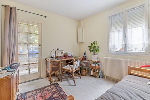 BEGLES ? Proche Barrière de Bègles Ensemble immobilier : maison divisible + garages aménageables + appartement loué