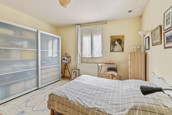 BEGLES ? Proche Barrière de Bègles Ensemble immobilier : maison divisible + garages aménageables + appartement loué