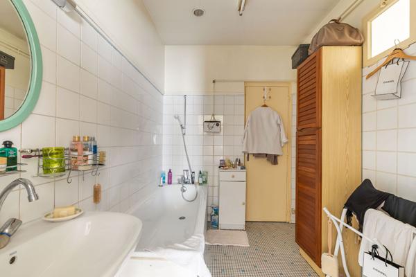 BEGLES ? Proche Barrière de Bègles Ensemble immobilier : maison divisible + garages aménageables + appartement loué