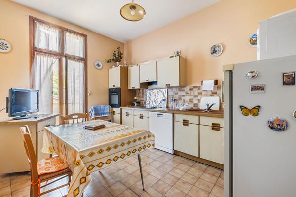 BEGLES ? Proche Barrière de Bègles Ensemble immobilier : maison divisible + garages aménageables + appartement loué