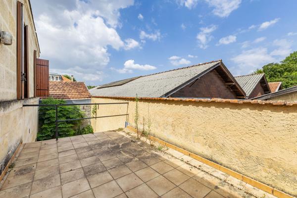 BEGLES ? Proche Barrière de Bègles Ensemble immobilier : maison divisible + garages aménageables + appartement loué