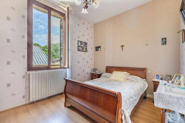 BEGLES ? Proche Barrière de Bègles Ensemble immobilier : maison divisible + garages aménageables + appartement loué